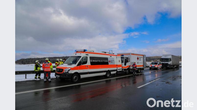 Durch den ersten Unfall bildete sich ein Rückstau und es kam zu einem zweiten schwereren Unfall. Bild: Roland Wellenhoefer