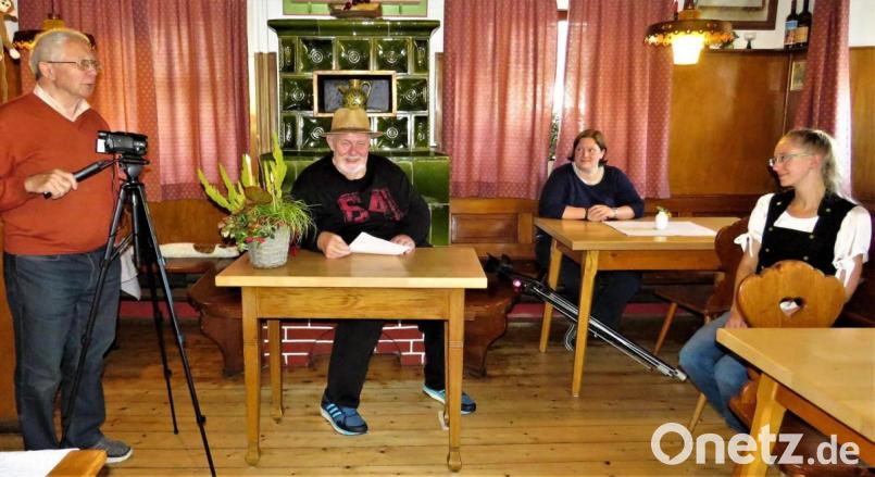 Julia Birkner und Christina Ponader (von rechts) warten auf die Aufnahme ihrer Lesungen. Hans Spörrer (links) kümmert sich um die Kamera. Zweiter von links Hans Günther Lauth. Bild: ubb