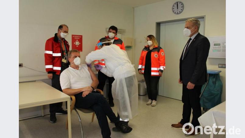 Dr. Achim Nemsow (sitzend) ließ sich als erster Arzt im Landkreis Tirschenreuth gegen Corona impfen. Dabei waren der Ärztlicher Leiter des Impfzentrums, Dr. Matthias Kalkum, Krankenschwester Silvia Schnell, BRK-Kreisgeschäftsführer Holger Schedl, Melissa Wagner; Leitung Impfzentrum, und Landrat Roland Grillmeier (von links). Bild: Sven Lehner/exb