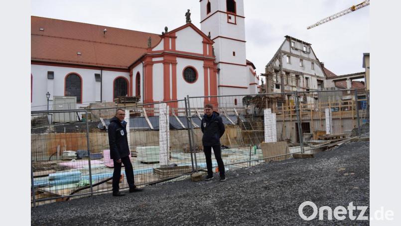 Über den aktuellen Baufortschritt am &quot;Rathaus II&quot; informierten Bürgermeister Franz Stahl und Stadtbaumeister Andreas Ockl. Im Hintergrund werden gerade die Bodenplatte und die Säulen für die Tiefgarage betoniert. Bild: szl