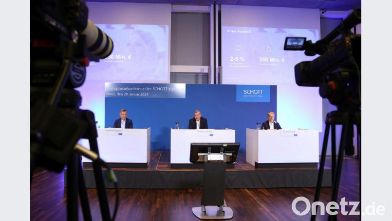 Salvatore Ruggiero, Vice President Marketing and Communication, Vorstandsvorsitzender Frank Heinricht und Finanzvorstand Jens Schulte (von links) präsentierten die aktuellen Zahlen der Schott AG bei einer virtuellen Pressekonferenz. Bild: Schott AG/exb