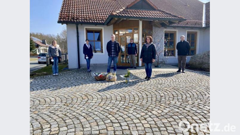 Abschied und Begrüßung: von rechts Pfarrer Adam Nieciecki, die neue Kindergartenleiterin Anita Wittmann, Kirchenverwalter Hubert Zitzmann, Patrick Schuh und die beiden Vertreterinnen des Elternbeirates, Evelyn Lanzl und Evi Zwack. Bild: Eichl