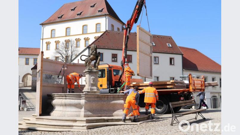 Das Schutzhäuschen am Löwenbrunnen wird abgebaut Bild: cog