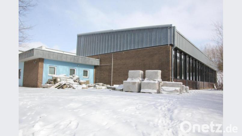 Der jahrelange Dornröschenschlaf hat ein Ende: In das Bärnauer Hallenbad soll der städtische Bauhof einziehen – so hat es der Stadtrat entschieden. Bild: kro