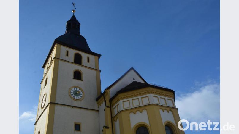 Nicht ganz auf der Höhe der Zeit ist die Turmuhr an der Kirche St. Jakob in Mitterteich. Sie schlägt seit einer Weile immer zwei Minuten zu spät. Bild: jr