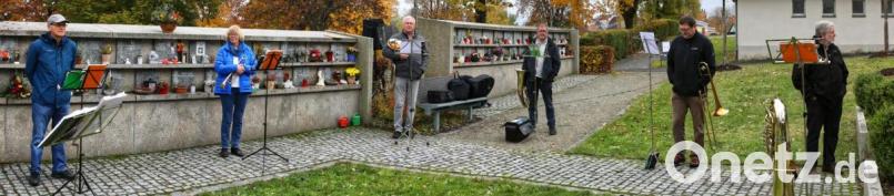 Abstand ist angesagt, wie hier bei der Urnenwandeinweihung im Oktober letzten Jahres . Der ist mit zwei Metern so groß, dass nicht einmal alle Musiker auf das Bild passen. Bild: njn