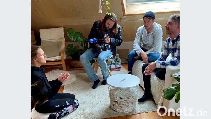 Die drei Woidboyz Uli, Basti und Andi (von links) besuchten die &quot;Berufshexe&quot; Martina in Kastl. Bild: Bayerischer Rundfunk/exb