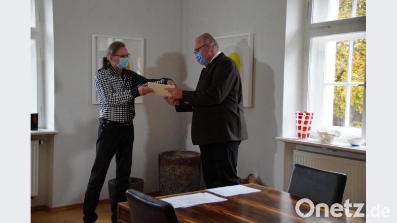Glaskünstler Bernhard Dagner erhält in seinem Wohnzimmer den Kulturpreis des Bezirks Oberpfalz. Bild: kaz