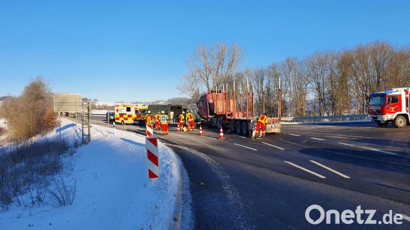 Der Fahrer des Kleintransporters wollte nach Erbendorf abbiegen. Bild: Feuerwehr Erbendorf/exb