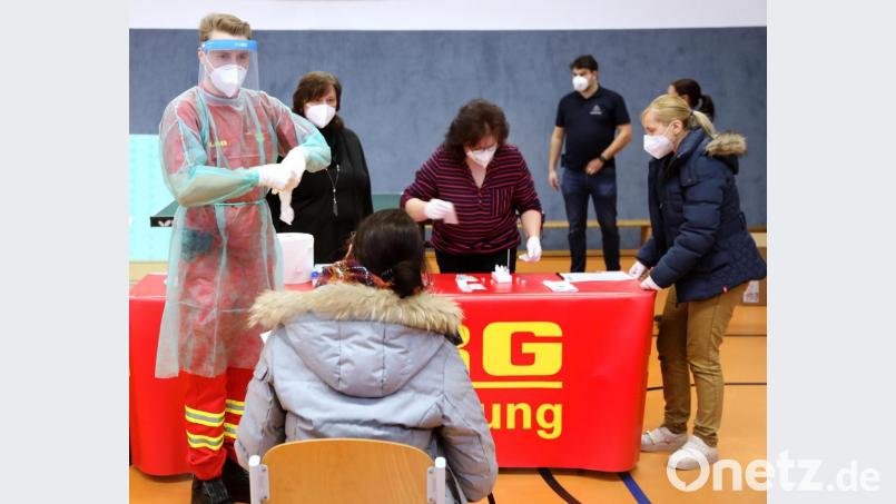 Die Stadt Amberg hat für ihre Mitarbeiter ein Corona-Schnelltestzentrum in der Turnhalle der städtischen Wirtschaftsschule eingerichtet. Bild: Wolfgang Steinbacher