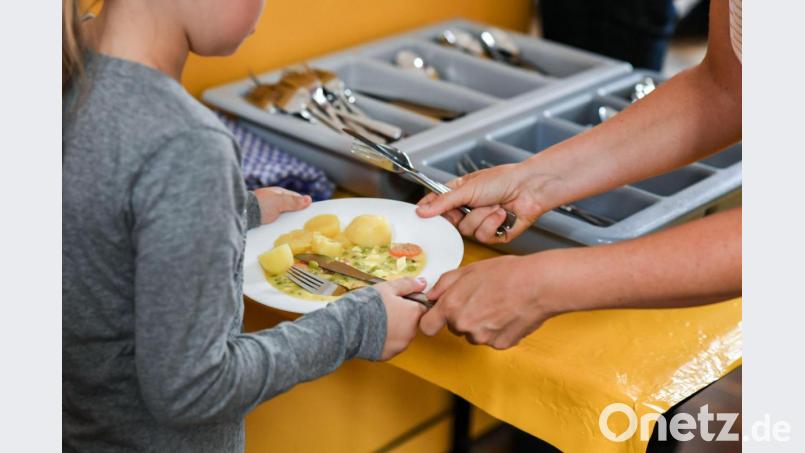 Gerade in der Ganztagsbetreuung ist ein warmes Mittagessen in der Schule gefragt. In Kemnath soll sich die Hauptessensausgabe im Schulzentrum auch nach dem Bau der Realschule auf das Foyer der Mehrzweckhalle konzentrieren. Symbolbild: Jens Kalaene/dpa