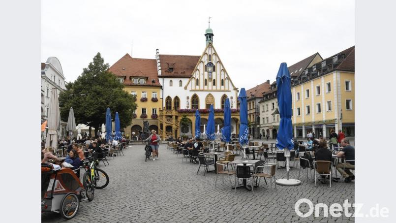 Am auffälligsten war die neue Amberger Gastro-Freiheit im vergangenen Jahr auf dem Marktplatz. Die rechten Tischreihen wären vor Corona nicht möglich gewesen. Derart großzügig möchte die Stadt auch heuer verfahren. Archivbild: Petra Hartl