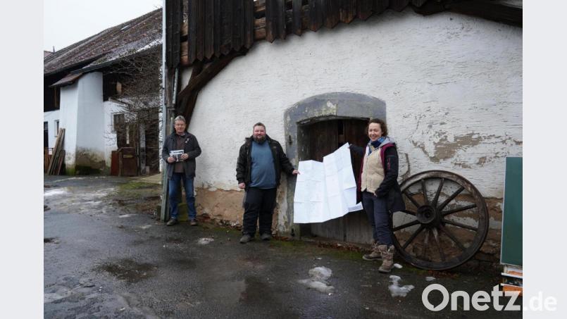Die Sanierung des Mitterhofs ist eine Mammutaufgabe. Kerstin und Matthias Frank (von rechts) halten den Bauplan in ihren Händen. Unterstützung bekommen sie auch von Alfred Wolf (Initiative Heimatunternehmen). Die Arbeiten an der Remise sollen noch in diesem Jahr beginnen. Bild: kaz