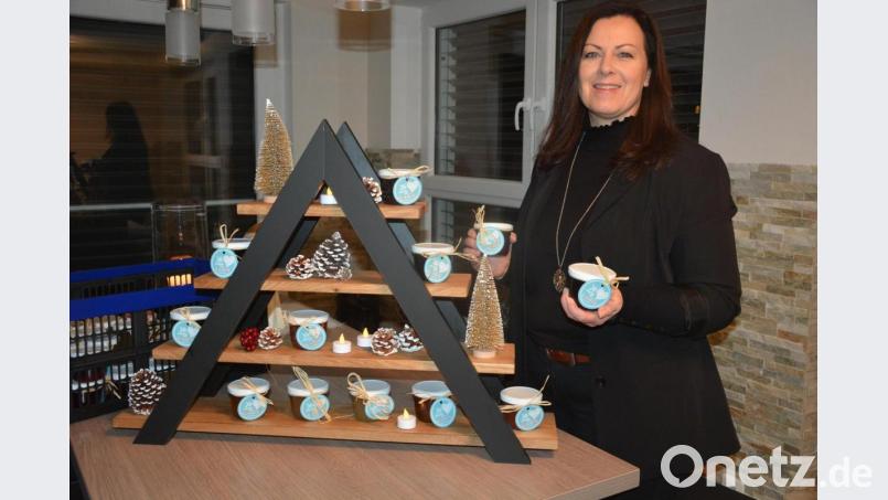 Lichtblicke-Schirmherrin Claudia Grillmeier bessert mit selbst eingemachten Marmeladen die Kasse der Hilfsaktion auf. Bild: Josef Rosner