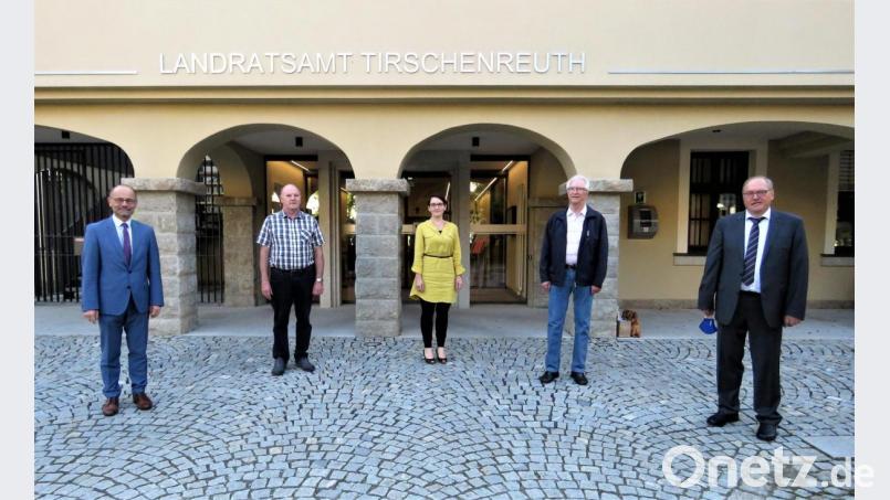 Richard Eckstein aus Konnersreuth, Petra Sommer-Stark aus Waldsassen und Werner Schnabl aus Bärnau haben ihr Amt niedergelegt. Für ihr langjähriges Ehrenamt sagten stellvertretender Landrat Alfred Scheidler (links) und Kreis-Behindertenbeauftragter Reinhard Schön (rechts) Lob und Dank. Bild: ubb