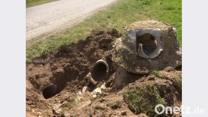 Dieses Bild bot sich Karingard Vangerow bei einem ihrer Spaziergänge. Wo sie Tage vorher noch Füchse beobachtet hatte, lagen herausgerissene Betonteile und -rohre. Darin hatten sich laut der Kastlerin die Tiere aufgehalten. Bild: Karingard Vangerow/exb