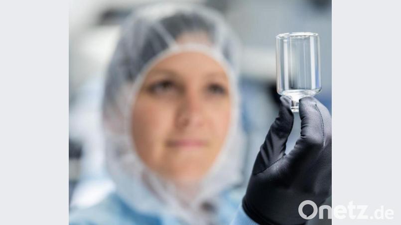 Schott stellt jährlich mehr als 11 Milliarden Pharmaverpackungen her, in denen lebenswichtige Medikamente abgefüllt werden. Das Glas wird auch in Mitterteich produziert. Bild: Schott AG/exb