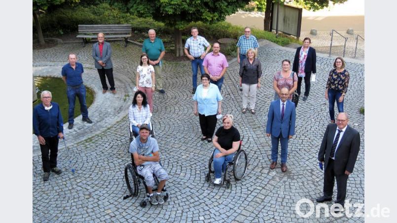 Zur bewährten Truppe haben sich beim ersten Treffen der kommunalen Behindertenbeauftragten viele neue Gesichter gesellt. Kreis-Behindertenbeauftragter Reinhard Schön (rechts) und stellvertretender Landrat Alfred Scheidler (vorne, Zweiter von rechts) begrüßten alle Anwesenden herzlich. Bild: ubb