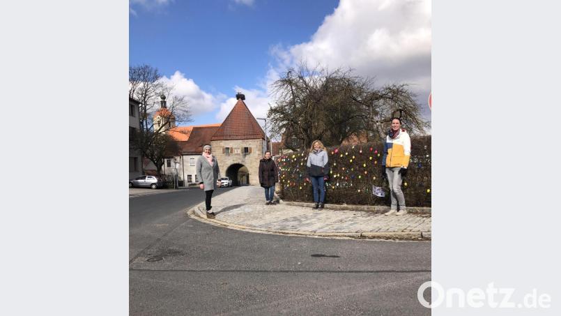 Über die gelungene Ostereieraktion freuen sich die Mitglieder des Hahnbacher Elternbeirates. Bild: ibj
