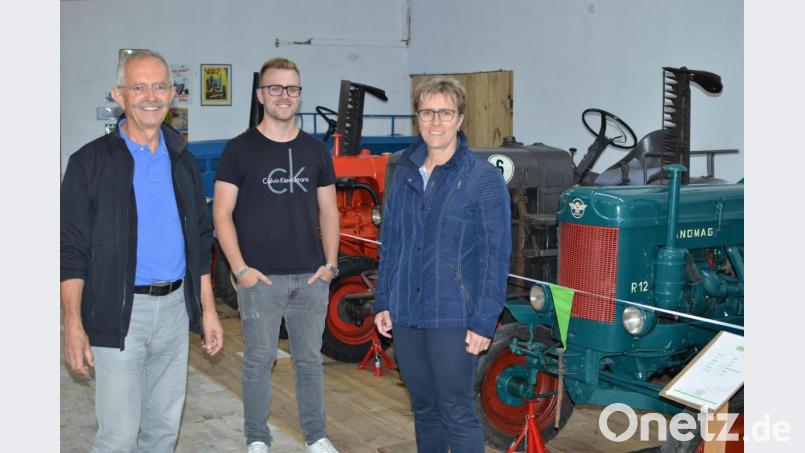 Bürgermeisterin Marion Höcht mit Mann und Sohn im Museum des Grandlhofs. Bild: Benkhardt