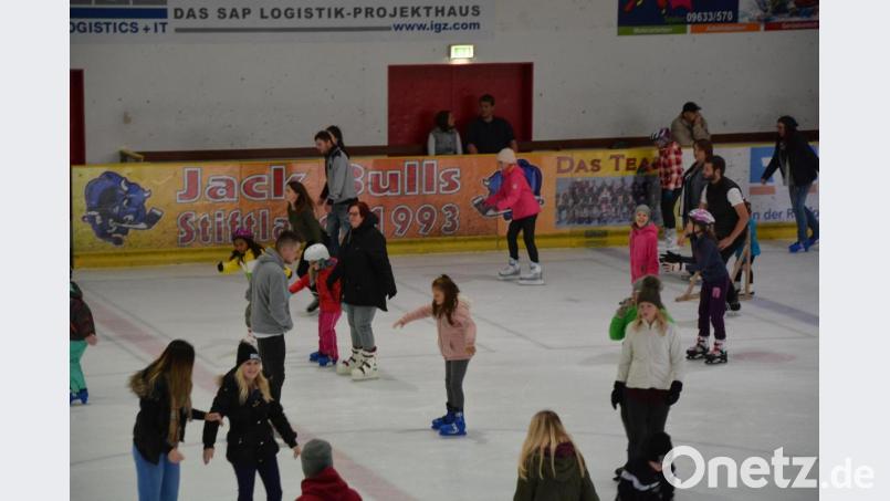 In den Wintermonaten war die Mitterteicher Eissporthalle stets ein Besuchermagnet. Wegen Corona-Pandemie bleibt sie in dieser Saison geschlossen. Ab dem Frühjahr wird das Gebäude saniert. Archivbild: jr