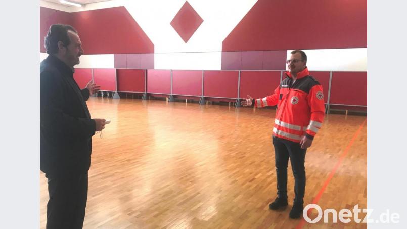 Schon am Freitag kann es in der Teststelle in der Nordgauhalle los gehen. BRK-Bereitschaftsleiter Sebastian Hofmann (rechts) besprach am Donnerstagnachmittag vor Ort die letzten Details mit Bürgermeister Frank Zeitler. Bild: am