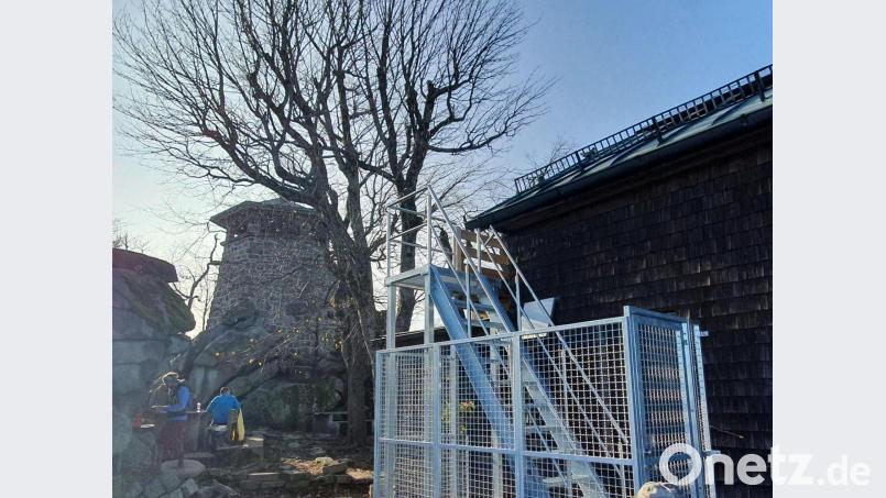Wie ein Fremdkörper wirkt die metallene Treppe, die als Fluchtweg von der ersten Etage des FGV-Unterkunftshauses auf der Kösseine hinunter auf die Terrasse führt. Dadurch fehlen gut zehn Sitzplätze im Freien. Bild: Biczysko/fph
