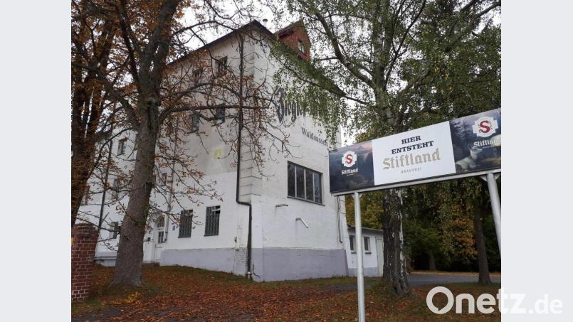 Ein großes Hinweisschild lässt vermuten, dass am Stationsweg bald wieder Bier gebraut werden soll. Bild: pz