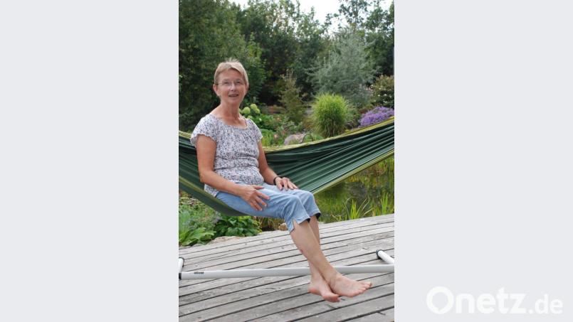 Die Gärtnerin und ihr Garten. Cornelia Roth hat in ihrem Leben bereits drei Gärten angelegt. Bild: cvl