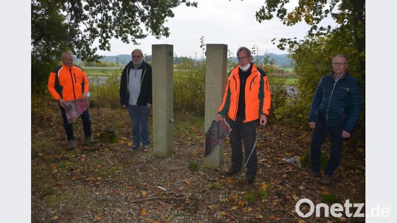 Die Glastafel „Kreuz und Rose“ wurde mit brachialer Gewalt aus der Verankerung gerissen und komplett zerstört. Die Station 13 befindet sich unmittelbar beim Parkplatz. Forstbetriebsleiter Norbert Zintl, Pfarrseelsorger Pater Benedikt Leitmayr, Revierleiter Rainer Möller und Bürgermeister Max Bindl (von links) sind angesichts der Zerstörung fassungslos. Bild: jr