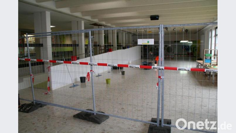 Die Aula in der Jobst-vom-Brandt-Schule in Waldershof ist gesperrt. Bei Starkregen verwandelt sie sich in eine „Tropfsteinhöhle“. Mit Eimern und Wannen wird das Tropfwasser aufgefangen. An der Stelle, wo die Decke offen ist, stürzte der Hausmeister von der Leiter. Bild: fpoz