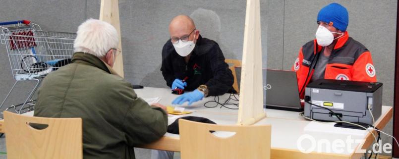 Die Aufklärungsgespräche nahm unter anderem der Kemnather Arzt Dr. Ralf Cronenberg (Mitte) mit einem BRK-Mitarbeiter vor. Bild: stg