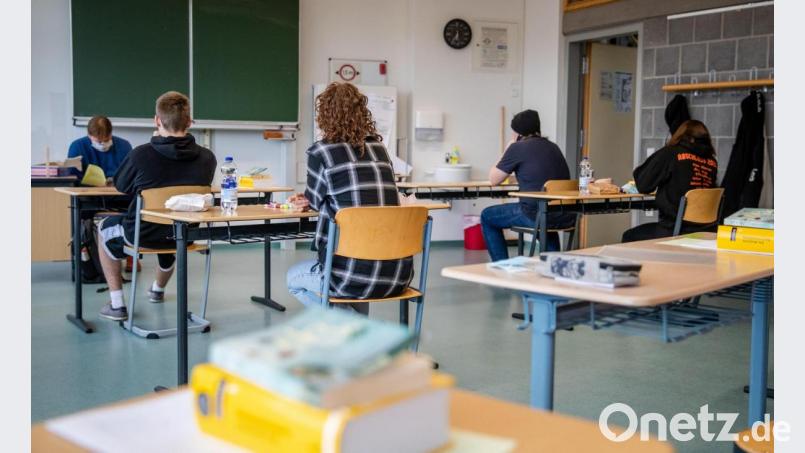 Unter besonderen Voraussetzungen werden auch in diesem Jahr die Abschlussprüfungen an den Schulen durchgeführt. Allerdings sind die Termine um zwei Wochen nach hinten verschoben worden. Symbolbild: Christoph Schmidt/dpa