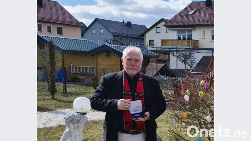 &quot;Bereits seit drei Jahrzehnten dem Allgemeinwohl in besonderem Maße verpflichtet&quot;: Udo Greim (SPD) freut sich über die Medaille für besondere Verdienste um die kommunale Selbstverwaltung in Bronze. Bild: sne