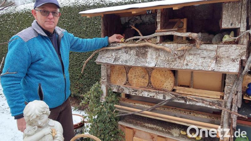 Hans Lenk stellt das ganze Jahr über Futter für die Vogelwelt bereit. Im Winter verbringt er täglich viel Zeit damit, die verschiedenen Futterstellen in seinem Garten aufzufüllen und zu reinigen. Bild: bsc