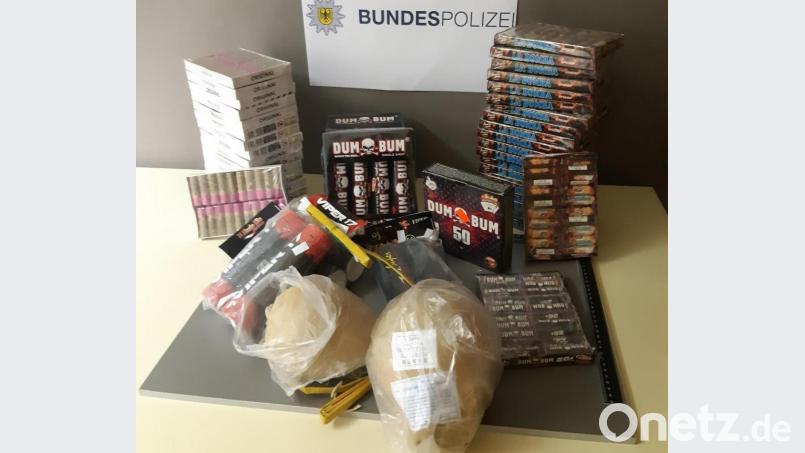 Mit mehr als sechszehn Kilogramm illegalen Böllern erwischten Bärnauer Bundespolizisten einen 26-Jährigen aus Oberbayern. Bild: Bundespolizeiinspektion Waidhaus/exb