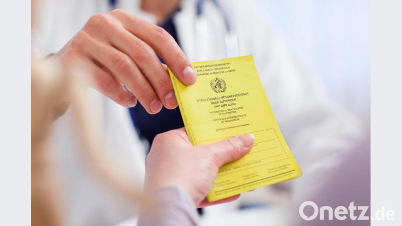 Nicht jeder, der sich impfen lassen will, hat auch einen verfügbaren Impfpass. Doch was bedeutet das für die Corona-Impfung? Symbolbild: Christin Klose/dpa