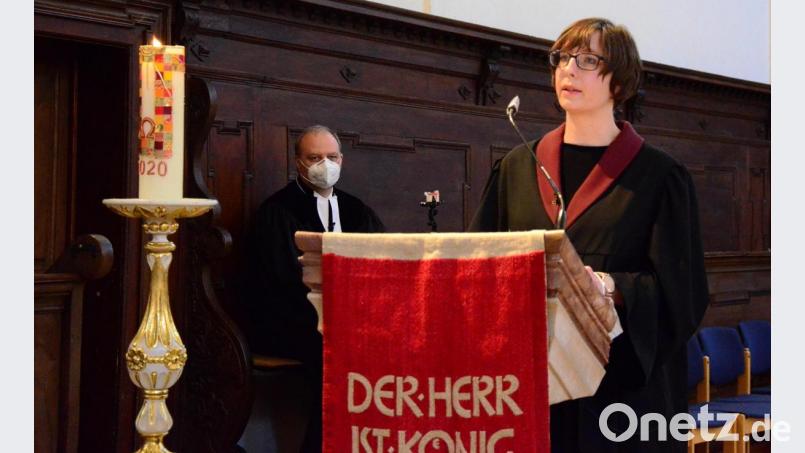 Die neue Schulreferentin Sabine Dorn bei der Predigt. Im Hintergrund: Dekan Thomas Guba. Bild: uz
