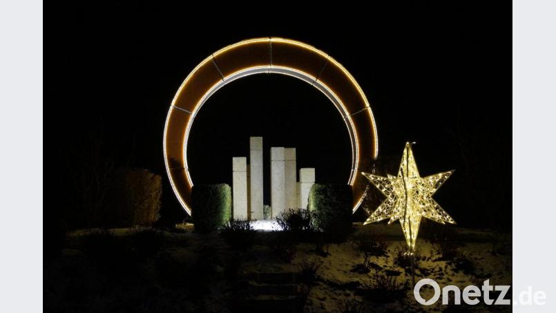 Die Skulptur auf dem Kemnather Kreisverkehr wurde mit LED-Lichtern weihnachtlich dekoriert. Zusätzlich wurden fünf LED-Sterne platziert. Bild: kaz