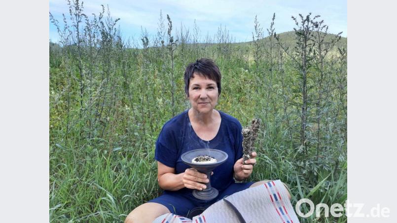 Ulrike Gschwendtner bei einer Beifuß-Räucherung. Bild: Regina Hermann/exb