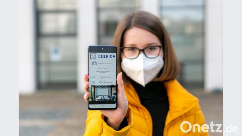 Werkstudentin Pia Ryba präsentiert die Raumbuchungs-App. Bild: Johannes Schinzel/exb