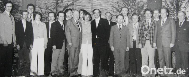 Die Mitglieder des Posaunenchors beim 25-jährigen Gründungsfest 1975. Unter anderem am dem Bild Chorleiter Lothar Bergler (Sechster von links)), Pfarrer Walter Krauß (Achter von links) und Pfarrer Dieter Walter (Elfter von links).. Repro: Jochen Neumann