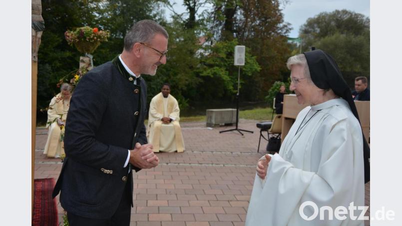 Stadtpfarrer Dr. Thomas Vogl überbrachte die Glückwünsche der Pfarrei und Kirchenstiftung an Äbtissin Laetitia Fech. Bild: jr