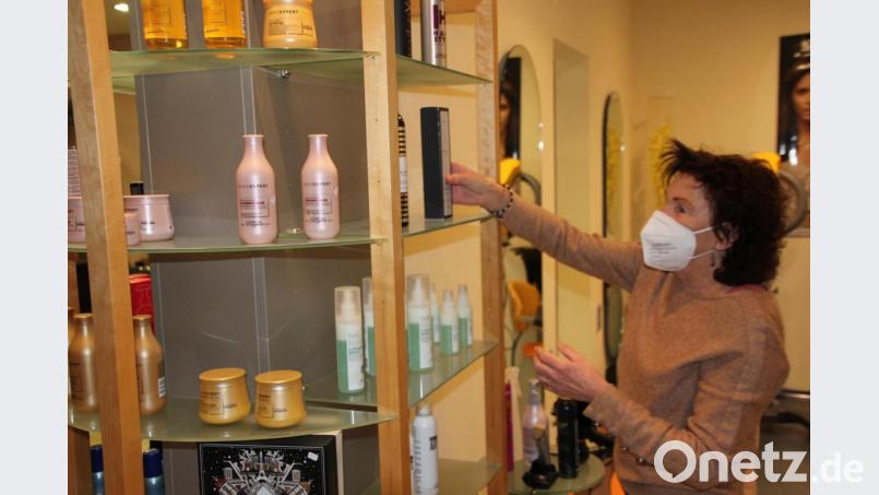 Seit 42 Jahren betreibt Herta Rudhoff ihr Haarstudio in Mitterteich. Momentan ist wegen des Lockdowns ihr Laden geschlossen. Bild: kro