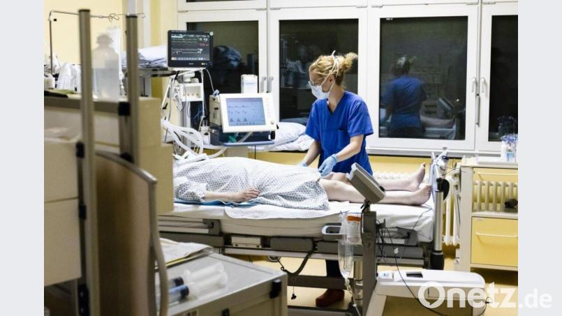 Intensivstationen waren im Frühjahr in etlichen Orten oft am Anschlag. Für das Klinikum Weiden gilt das in besonderem Maße. Die hohe Belastung soll den Schwestern und Pflegern nun mit Prämien zum Jahresende im Nachhinein versüßt werden. Symbolbild: Frank Molter/dpa