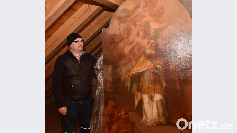 Kirchenpfleger Gerhard Hecht (im Bild) und Thomas Sporrer entdeckten das Altarbild des Maurus Fuchs auf dem Dachboden der Griesbacher Kirche. Den heilige Martin als Bischof hatte der Künstler Fuchs 1801 gemalt. Bild: Sporrer, Thomas