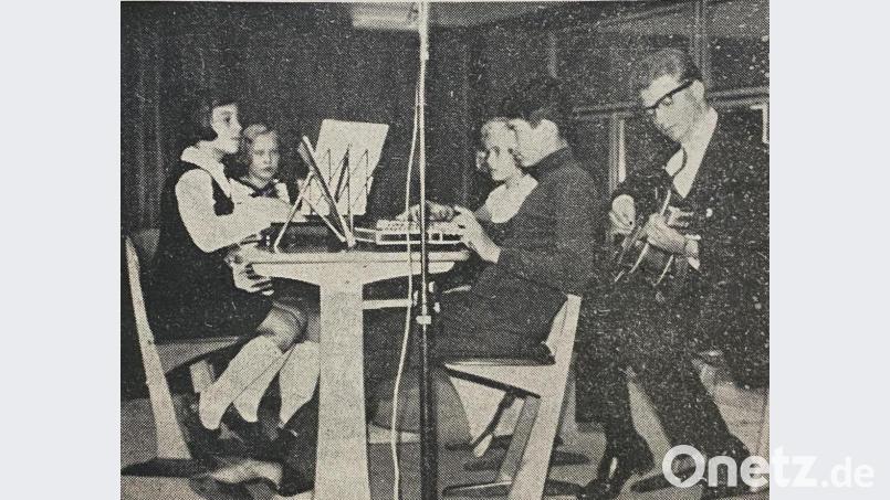 Das Bild zeigt die Waldthurner "Fahrenbergkinder" (von links: Adelinde Magerer, Christl Meißner, Traudl Meißner, Günther Beimler) mit dem Leiter Georg Schmidbauer (Gitarre) bei ihrem gelungenen Auftritt im September 1968 in Roding. Archivbild: Georg Schmidbauer