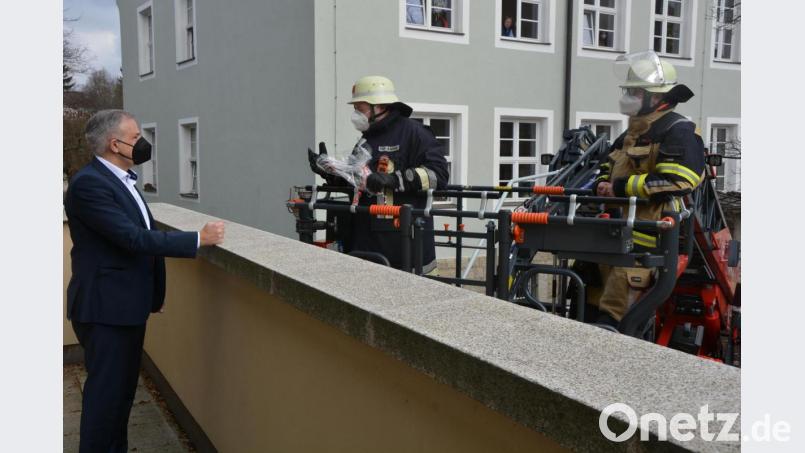 Für eine besondere Überraschung zum 50. Geburtstag von Landrat Roland Grillmeier (links) sorgte der Kreisfeuerwehrverband. Kreisbrandrat Andreas Wührl (Mitte) fuhr mit Hilfe der neuen Drehleiter der Feuerwehr Tirschenreuth hinauf zum Balkon des Landratsamtes und wünschte alles Gute. Bild: jr