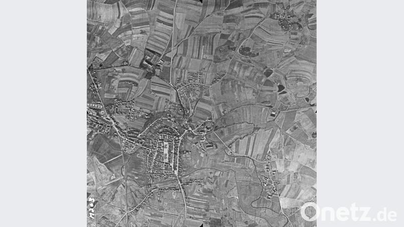 Für die Suche nach Hinweisen auf Bombenabwürfe dient auch ein Luftbild von Tirschenreuth vom 25. März 1945. Die Experten richten ihr Augenmerk auf Bombenkrater, Flurschäden oder Störungen im Bewuchs in den Wäldern. Bild: Geobasisdaten: Bayerische Vermessungsverwaltung/exb