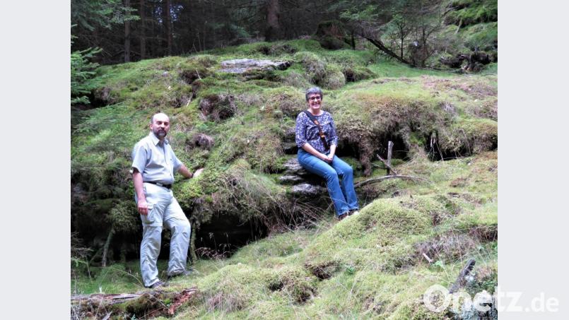 Michael Rückl und Beate Ott sind nun offiziell die Waldgesundheitstrainer für Bad Neualbenreuth und das Sibyllenbad. Gemeinsam haben sie eine erste Wegstrecke ausfindig gemacht, auf der das Training stattfinden wird. Bild: ubb